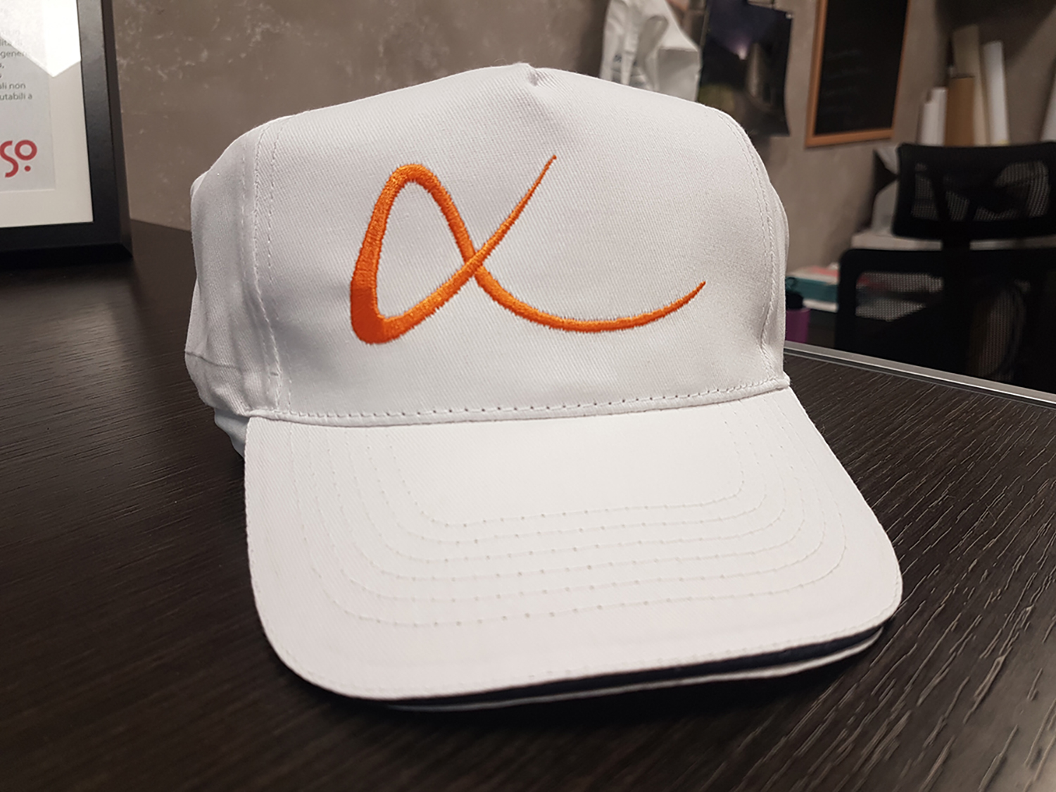 Ricamo su cappellini