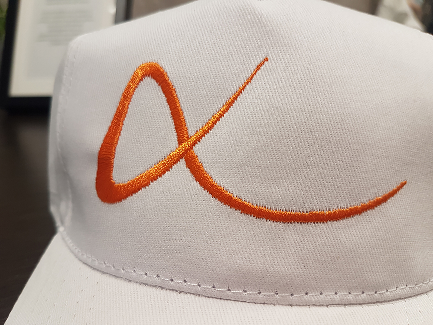 Ricamo su cappellini