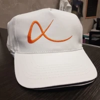 Ricamo su cappellini